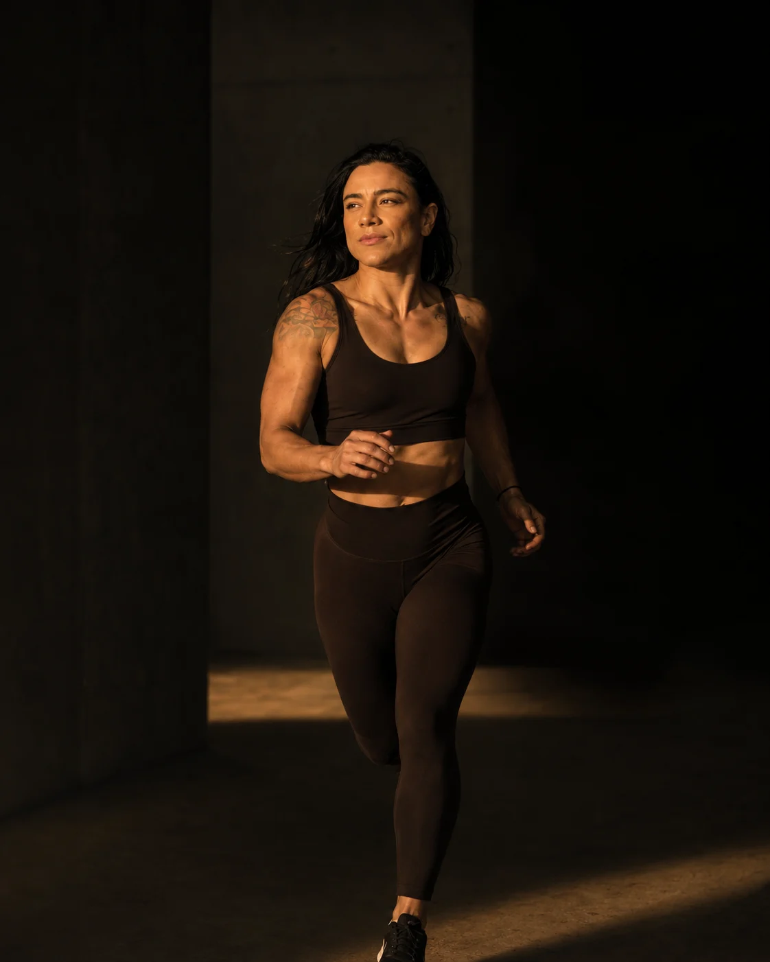 Manifesto Vista Ákila - Mulher em movimento com força e elegância